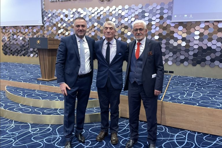 Enver Sulejmani dhe Nefi Useini nderojnë Ajet Shoshollin në promovimin e dokumentarit në Prishtinë 