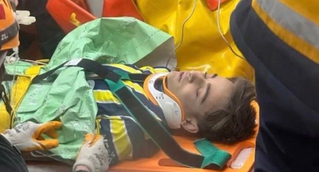 Tifozi 16-vjeçar i Fenerbahces, pas 119 orësh del i gjallë nga rrënojat e tërmetit