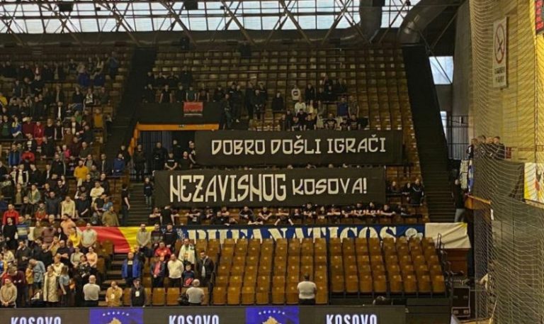 Tifo grupi boshnjak: “Mirë se vini lojtarë të Kosovës së Pavarur”
