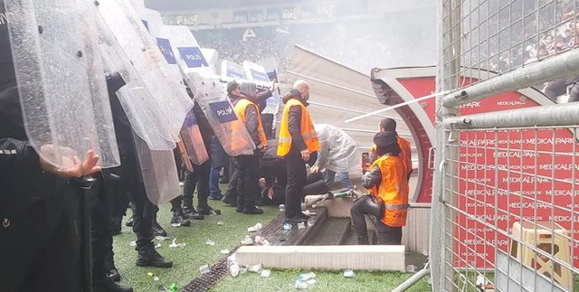 Dhunë në futbollin turk! Pamje të frikshme,  tifozët hedhin gurë, bomba dhe shishe në fushë