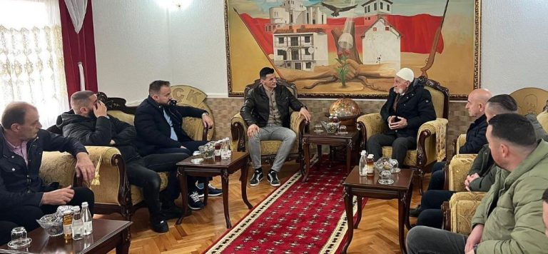 Robin Krasniqi me miq viziton familjen Jashari!