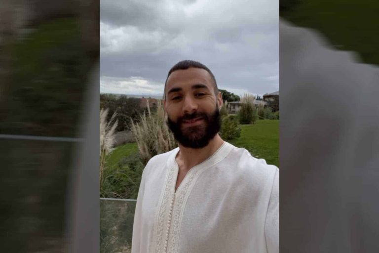 Benzema publikon foto duke falë namazin