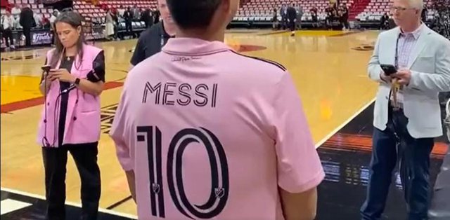 Fanela e re e Leo Messit, kthehet në ‘modë’ gjatë finaleve të NBA-së në Miami 