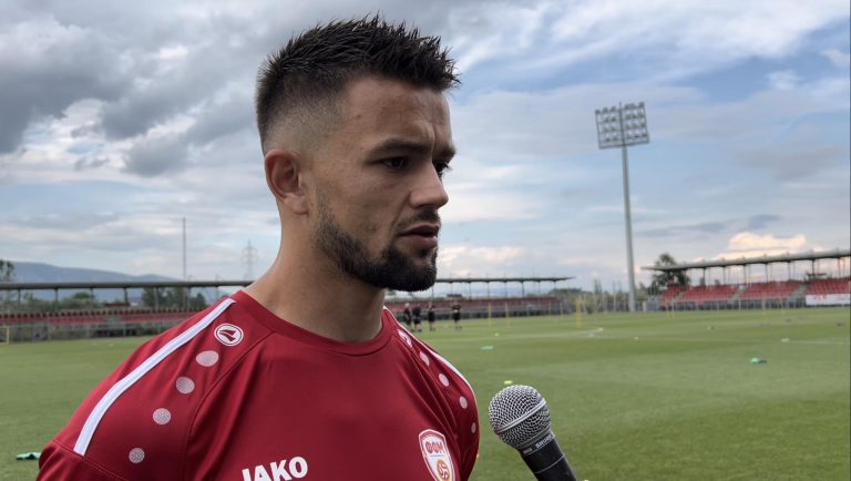 Musliu me kockë të thyer të këmbës, jashtë formacionit të Milevskit