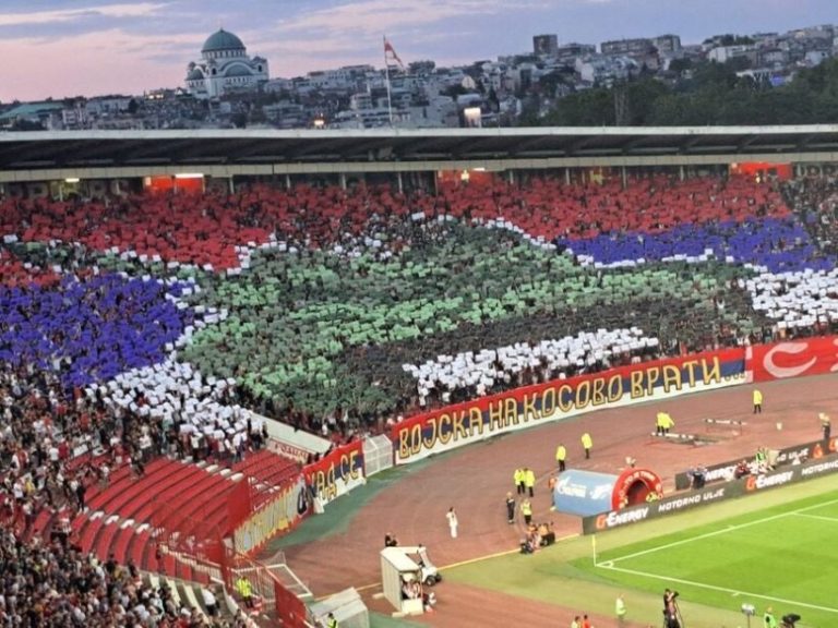 Tifozët e “Zvezdës” nxjerrin tankun në koreografi me mbishkrimin “Kur të kthehet ushtria në Kosovë”