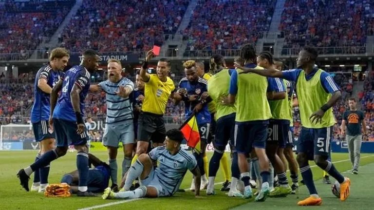 Sulmuesi i Sportingut godet kundërshtarin me kokë dhe del me të kuqe!(VIDEO)