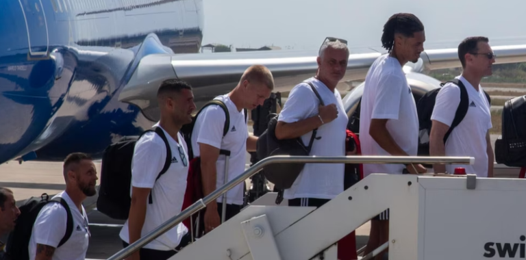 Mourinho dhe Roma e tij kthehen në Itali, me avionin e Papa Françeskut!