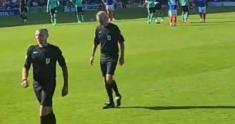E pabesueshme, por ka ndodhur në Angli… Arbitri zëvendësohet nga një tifoz!