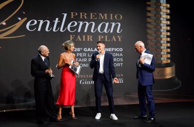 “Jam tifoz i Interit”, Asllanin e nderojnë me çmimin e talenteve