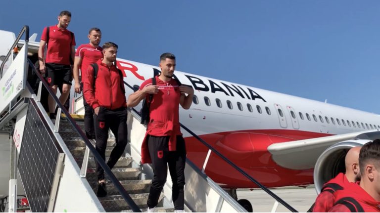 Nga aeroporti, direkt në stërvitje, ky është futbollisti që iu bashkua Shqipërisë në minutat e fundit