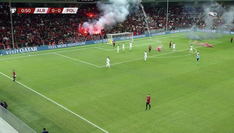 Fishekzjarrët kushtojnë shtrenjtë, UEFA mbyll gjysmën e stadiumit për ndeshjen me Çekinë
