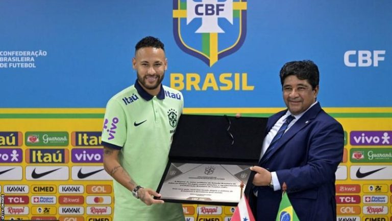 Neymar “parkalon” Pele: “Pavarësisht golave, unë nuk kam më i mirë se Mbreti!”