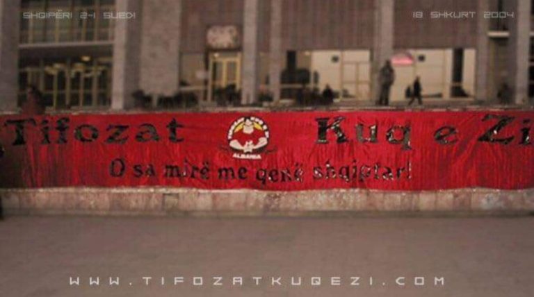 Shuhet tifozi që krijoi transparentin e parë, TKZ
