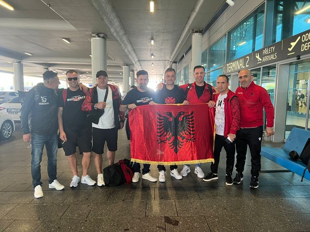 Qindra tifozët kuqezi në rrugët e Pragës, në pritje të ndeshjes së madhe!