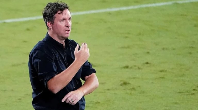 Ndodh vetëm në Arabinë Saudite, shkarkohet trajneri më i mirë i javës, ish-legjenda e Liverpool nuk kishte asnjë humbje!