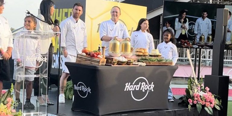 Shkon të hash një hamburger, në lokal mëson se ‘kuzhinieri’ është Leo Messi! (VIDEO)