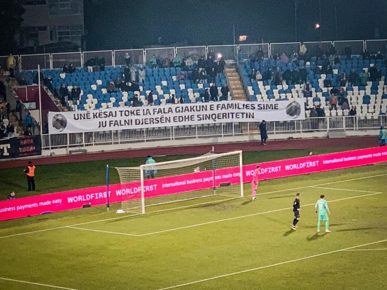 “Dardanët” shpalosin pankartën me thënie emocionuese dhe fotografi të Adem Jasharit