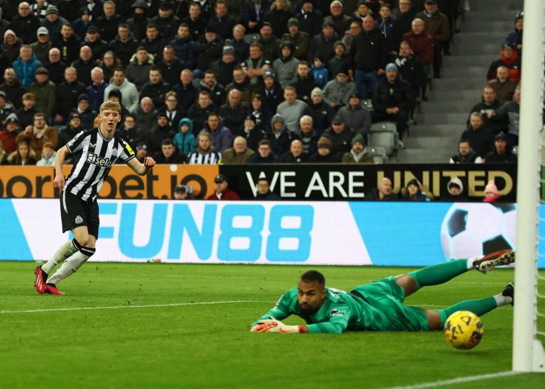 Newcastle “shkatërron” Chelsean, “blutë” mposhten me “poker” (VIDEO)