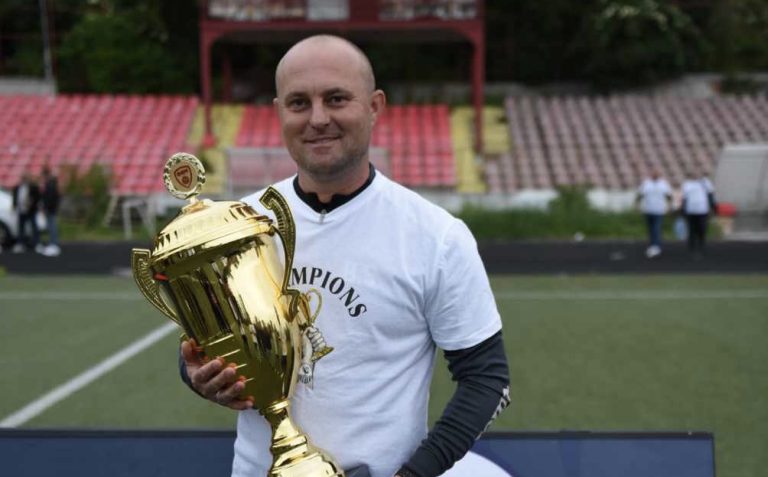 Ndahen Voska dhe trajneri i portierëve, Besnik Sadiku