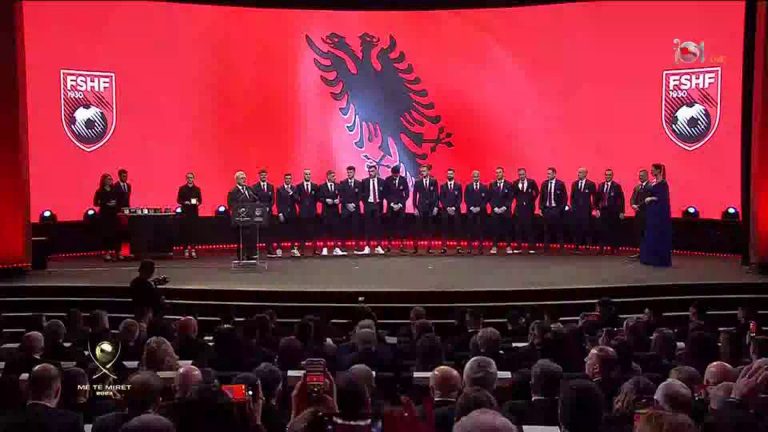 “Nderi i Kombit në Futboll”, Duka u jep çmimin më të lartë të Asamblesë së FSHF-së heronjve kuqezi