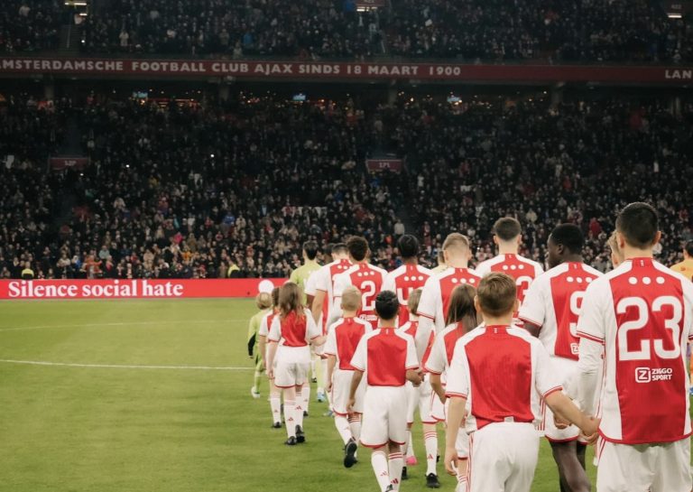 Pësoi humbje të turpshme nga ekipi i kategorisë së katërt – Ajaxi do t’ua kthejë paratë tifozëve që ishin në këtë ndeshje