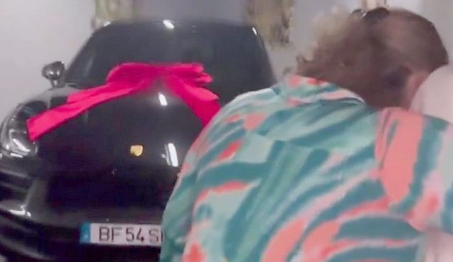 Cristiano Ronaldo i dhuron nënës së tij një Porsche për ditëlindjen e saj (VIDEO)