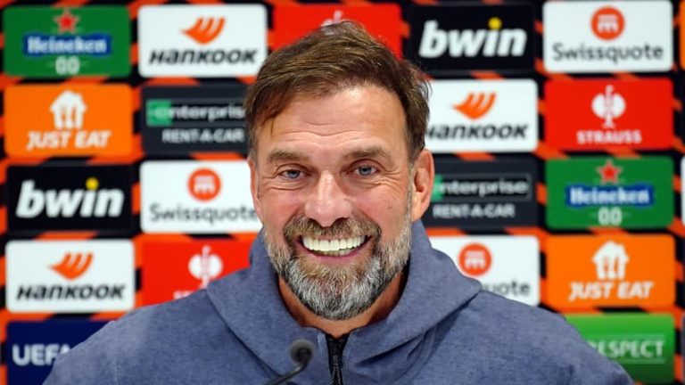 Dentisti e telefonon gjatë konferencës, Klopp me shaka: Duhet të jetë shumë e rëndësishme!