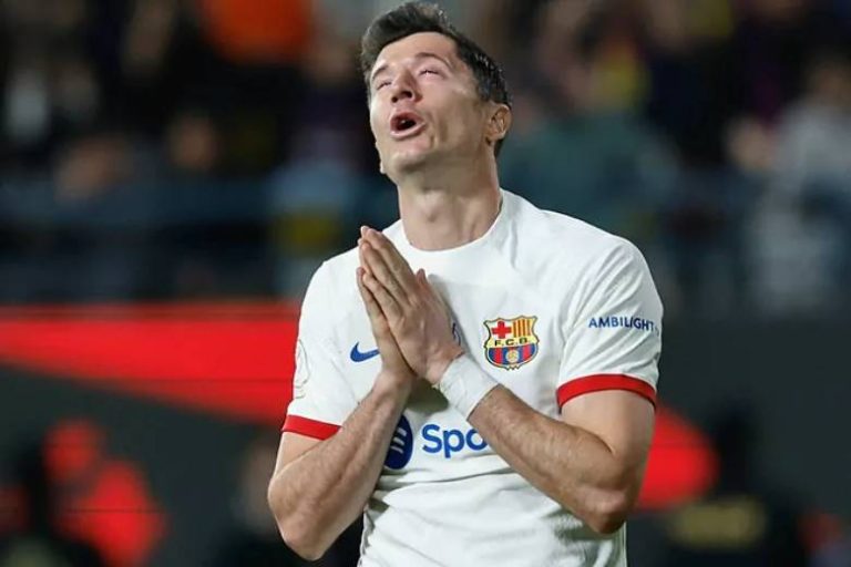 Barcelona gjen zëvëndësuesin për Robert Levandovskin te skuadra e Njukasëllit