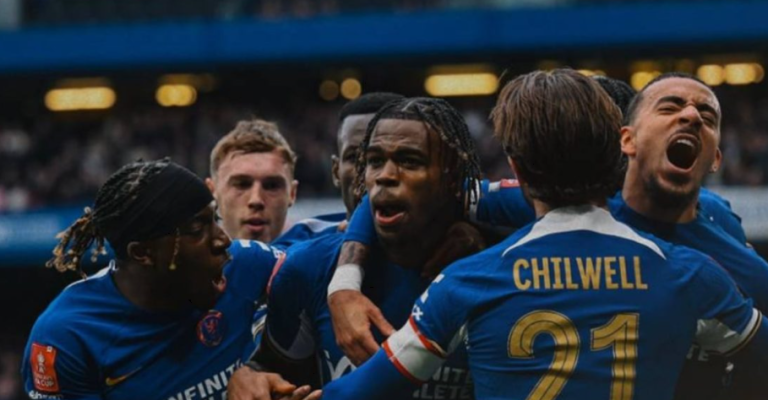 Chelsea mposht Leicesterin në çerekfinalen dramatike