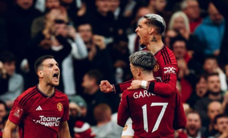 Kualifikim i çmendur i Man. United, Liverpooli “bie” në shtesë