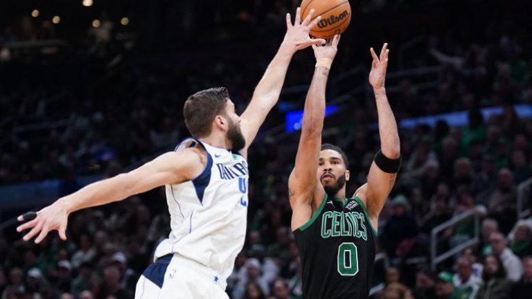Celtics fiton derbin ndaj Mavericks