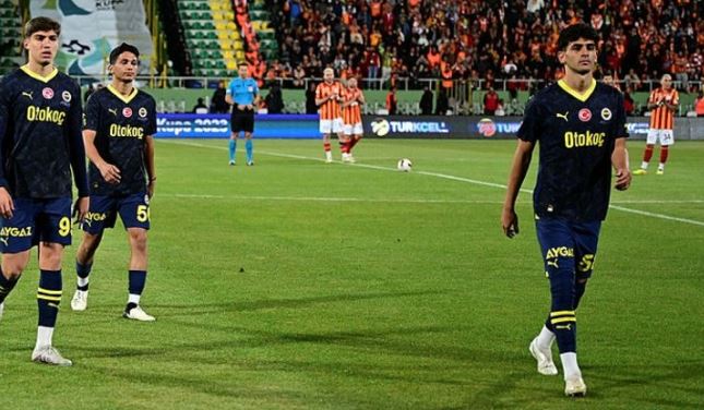 Fenerbahce braktis ndeshjen pas dy minutash lojë, skena surreale në finalen e Superkupës së Turqisë, feston Gallatasaray (VIDEO)