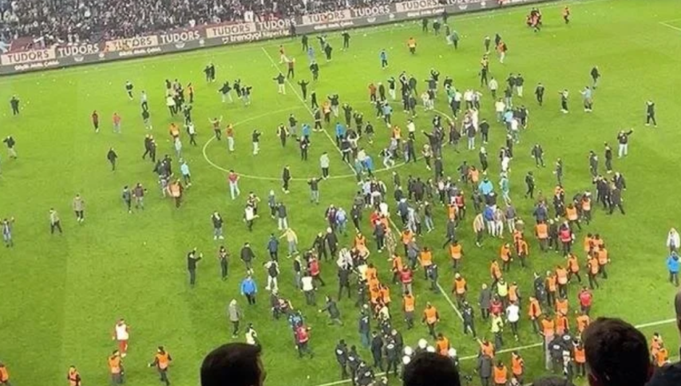 Trabzonspor dënohet me gjashtë ndeshje pa tifozë për incidentin në ndeshjen kundër Fenerbahçes