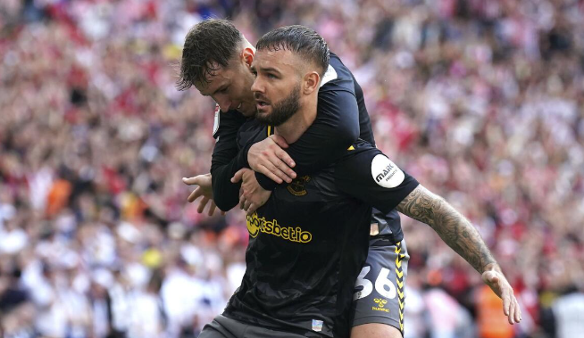 Southampton rikthehet në Premier League, fiton finalen e playoffit ndaj Leeds United