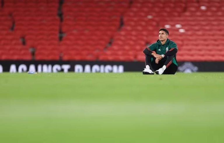 E mbylli pas tre vitesh aventurën në Manchester, Varane rikthehet te “dashuria e vjetër”