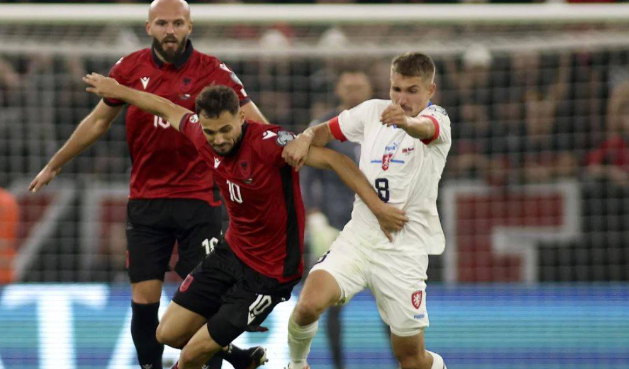 Bie nga biçikleta, futbollisti çek humb Euro 2024