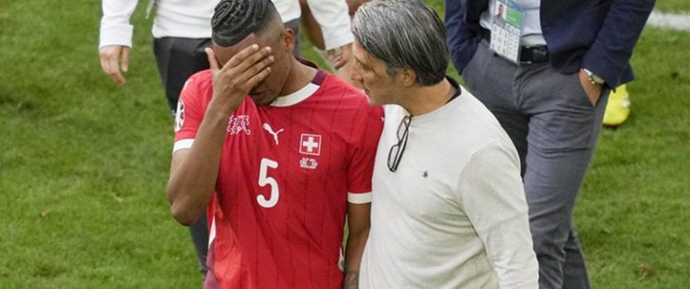 “Eshtë vetëm një lojë futbolli’, Yakin ngushëllon Akanji për humbjen e penalltisë 