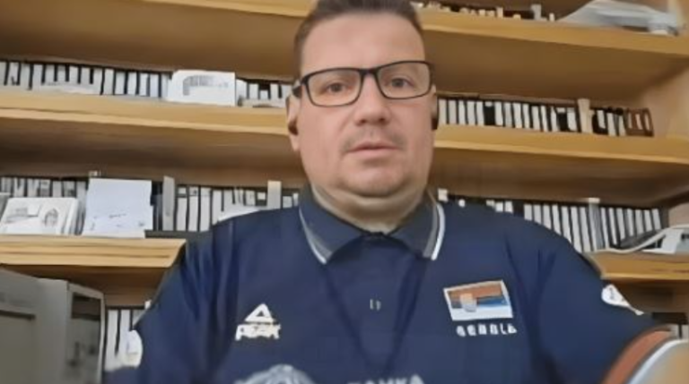 Gazetari shqiptar që e veshi fanellën e Serbisë i kërkon falje trajnerit, vëllai i të cilit ra dëshmor 