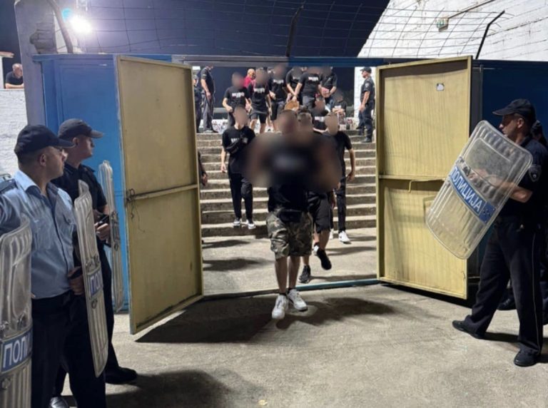 “Ballistët” detyrohen ta lëshojnë tribunën për shkak se shfaqen flamurin Kombëtar 