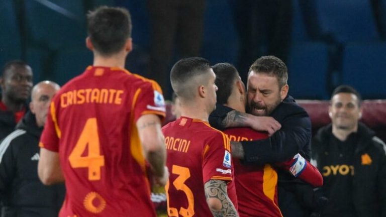 Lojtarët e Romës të pakënaqur për shkarkimin e De Rossit: Dy liderë u përballen me drejtuesit