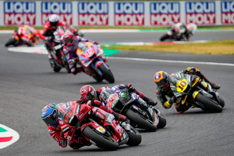 Bagnaia dominon në garën sprint në pistën e Motegi dhe ngushton diferencën me Martin