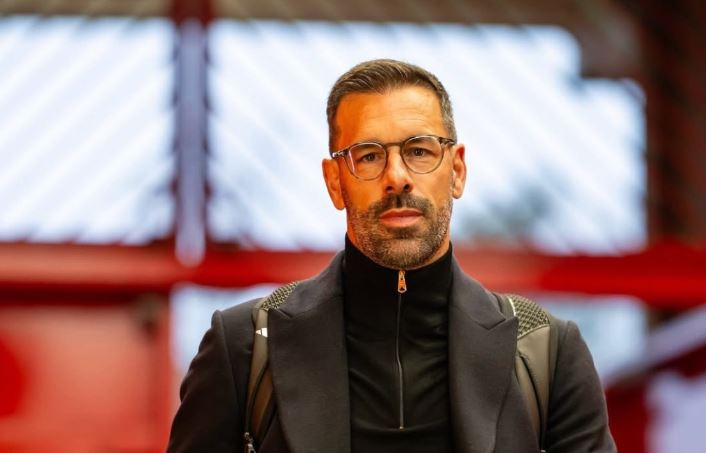 Dy oferta i ka në tavolinë, një në Gjermani e tjetra në Angli, Ruud van Nistelry afër të rikthehet në stol 