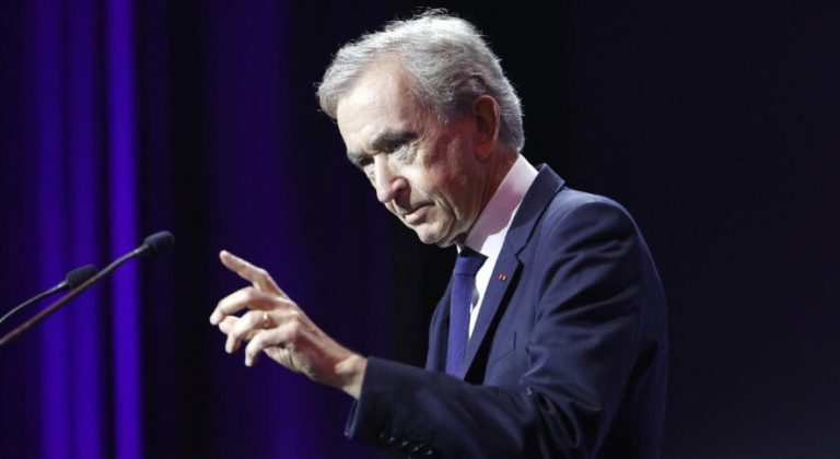 Lind “Louis Vuitton FC”, Miliarderi Bernard Arnault sfidon sheikët e PSG, blen klubin e Paris FC