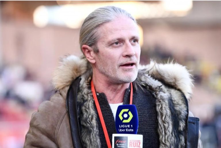Bën gafën e pafalshme në televizion, shpall të vdekur kolegun që jeton!