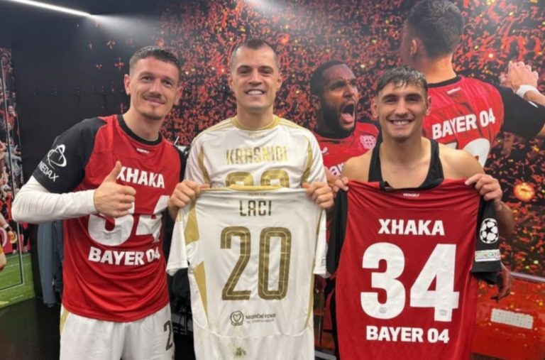 Tre futbollistët shqiptarë shkëmbyen fanellat pas ndeshjes