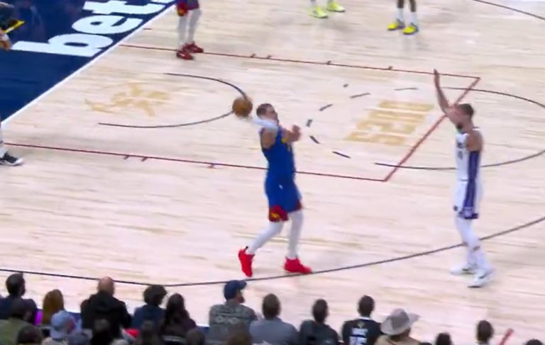 VIDEO /Basketbollisti i Denverit &nbsp;shënon nga gjysmëfusha e tij