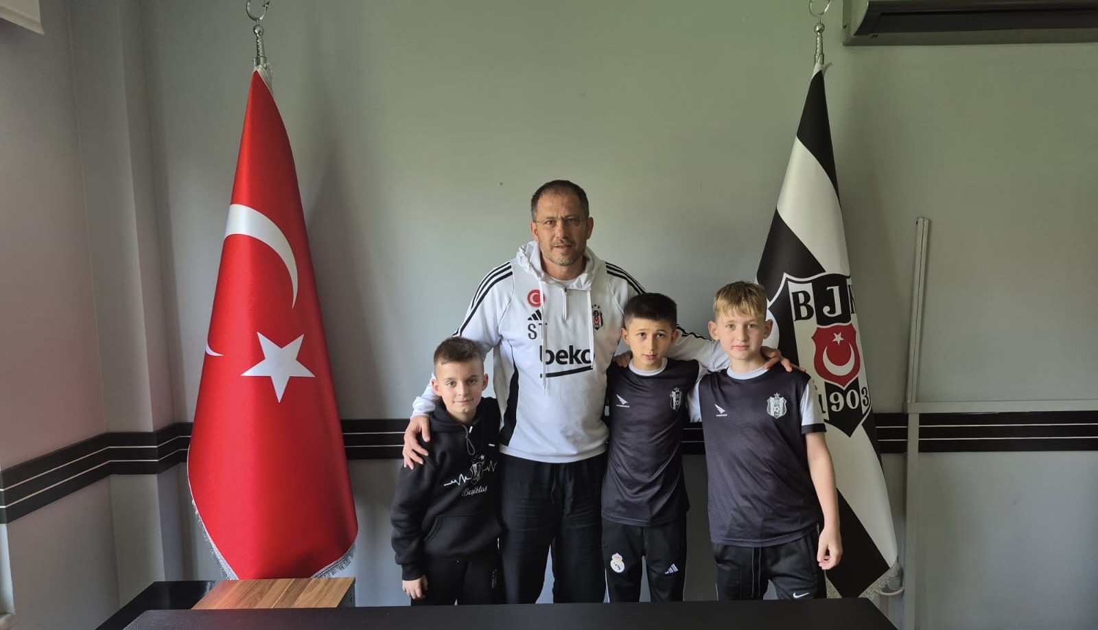 Tre talente nga Shkupi në vizitë te Beshiktashi 