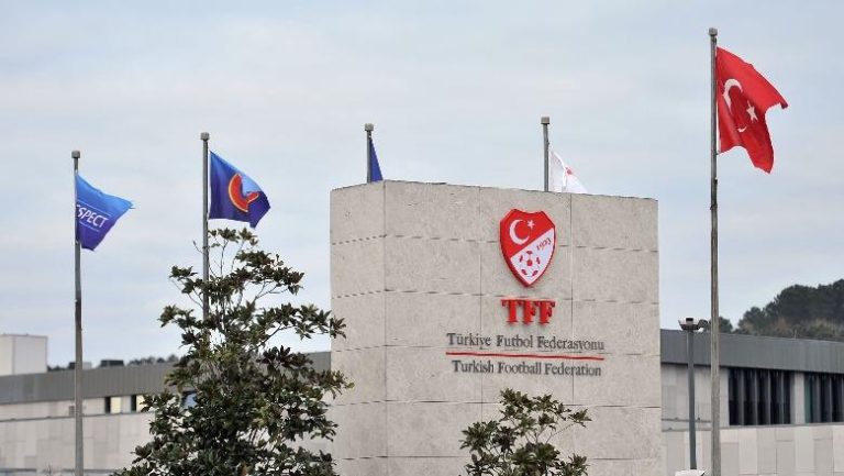 Skandali i basteve në futbollin turk, arrestohet kapiteni i Fenerbahces dhe mbrojtësi i Galatasaray! Luajtën ekipin e tyre në skedina