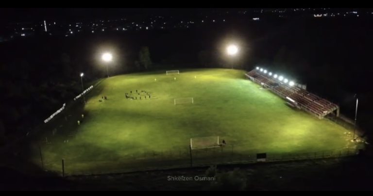 Stadiumi i fshatit Kamjan pajiset me ndriçim profesional, hap i madh për futbollin lokal