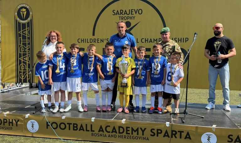 Kampionët e shtetit triumfojnë edhe në Sarajevë, FC Shkupi U8 ngre trofeun e “Sarajevo Trophy 2026” 